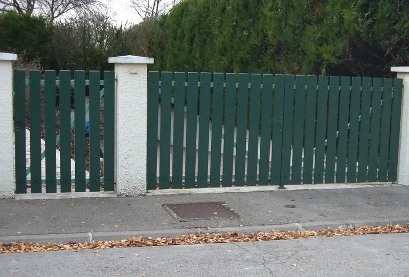 Habillage portail vert