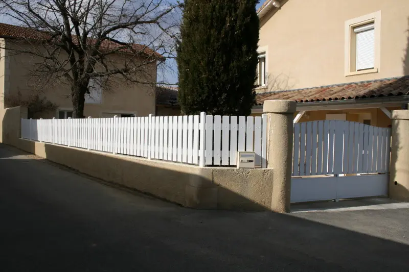 montage vertical cloture PVC