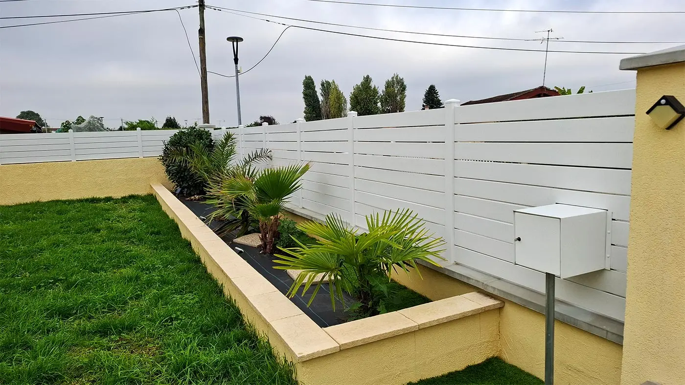 Comment poser une clôture PVC ?