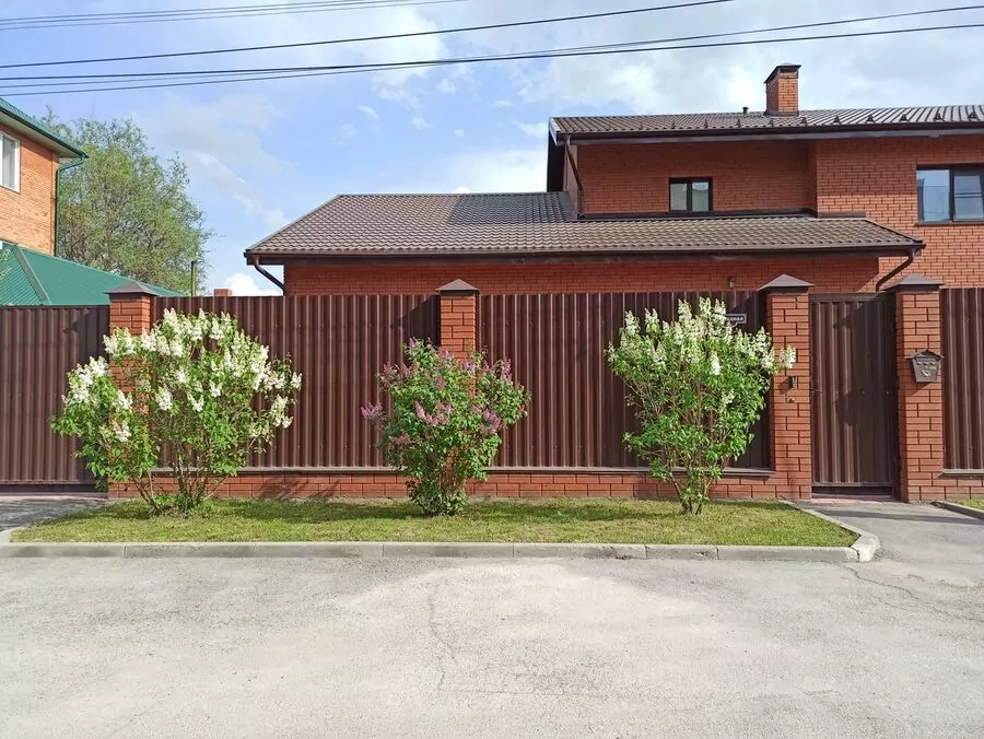 Quelle hauteur de clôture choisir ? Ce que dit la loi et les règles avec le voisinage